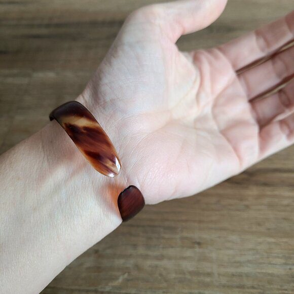 Faux tortoiseshell cuff/bangle. - Picture 7 of 9